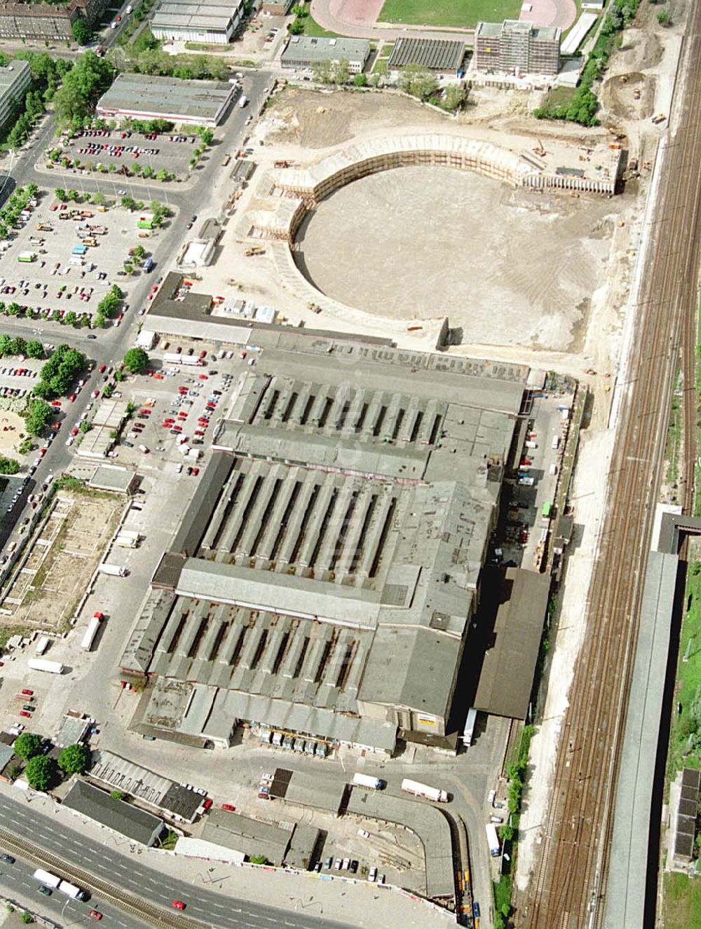 Luftbild Berlin, Prenzlauer Berg - 24.05.1994 Berlin, Prenzlauer Berg Sporthallen -bau, Mehrzweckhalle Jahnsportpark