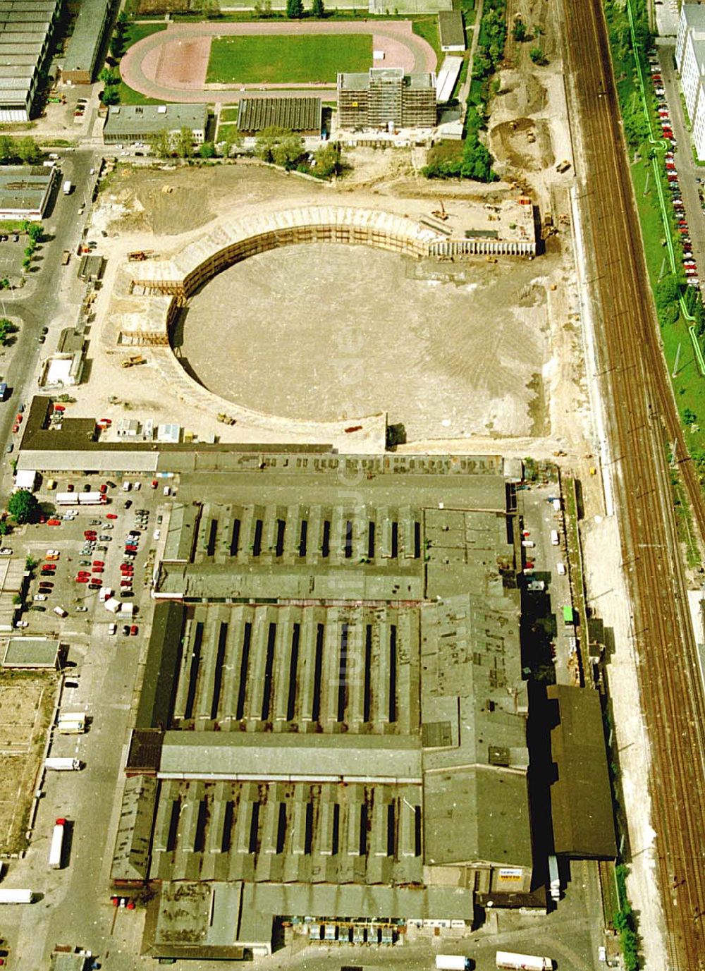 Luftaufnahme Berlin, Prenzlauer Berg - 24.05.1994 Berlin, Prenzlauer Berg Sporthallen -bau, Mehrzweckhalle Jahnsportpark