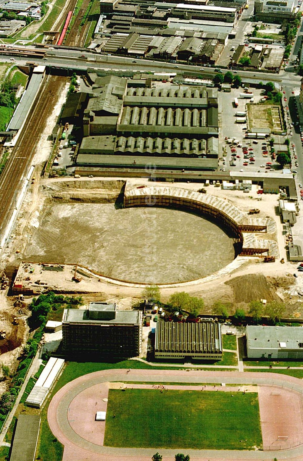 Luftbild Berlin, Prenzlauer Berg - 24.05.1994 Berlin, Prenzlauer Berg Sporthallen -bau, Mehrzweckhalle Jahnsportpark