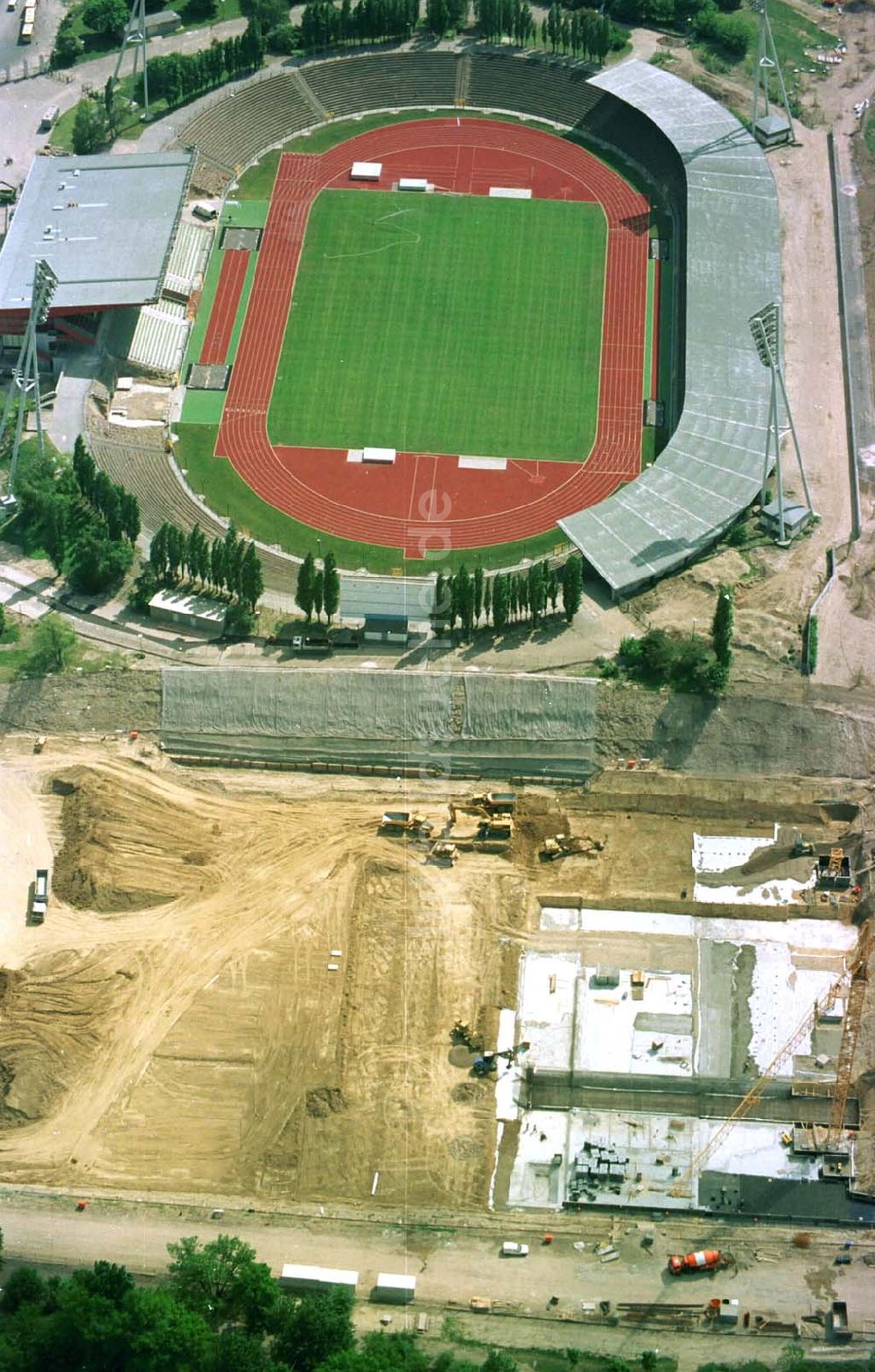 Berlin, Prenzlauerberg aus der Vogelperspektive: 24.05.94 Berlin Prenzlauerberg, Bau des Jahnsportparks