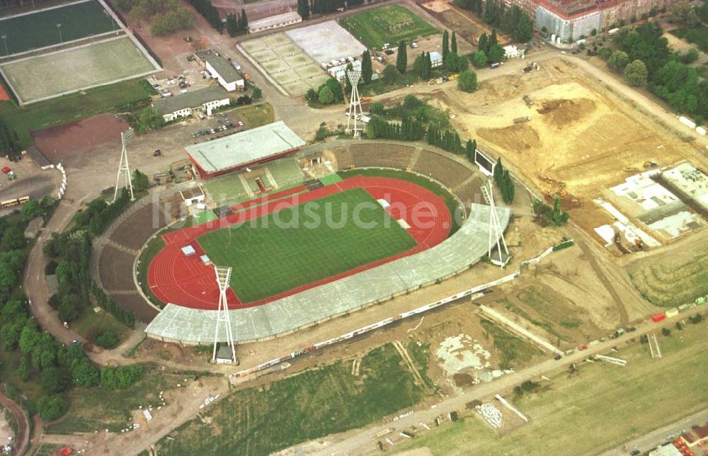 Berlin Prenzlauerberg von oben - 24.05.94 Berlin Prenzlauerberg, Bau des Jahnsportparks