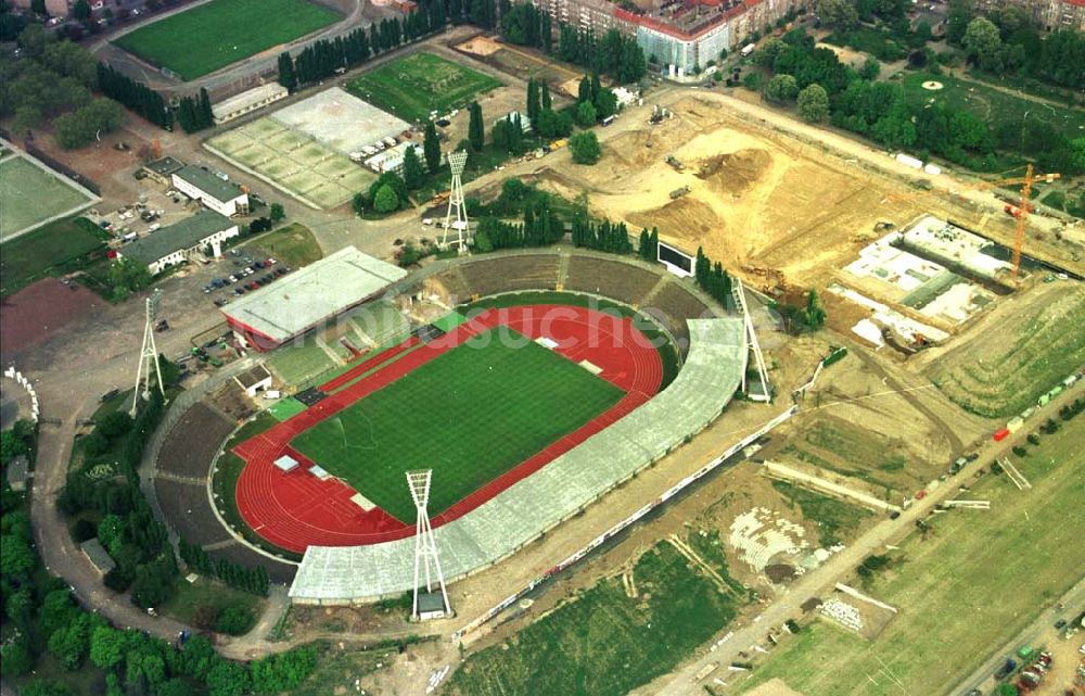 Berlin Prenzlauerberg aus der Vogelperspektive: 24.05.94 Berlin Prenzlauerberg, Bau des Jahnsportparks