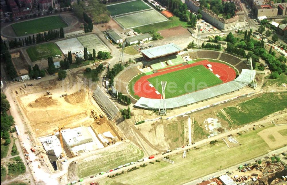 Berlin Prenzlauerberg von oben - 24.05.94 Berlin Prenzlauerberg, Bau des Jahnsportparks