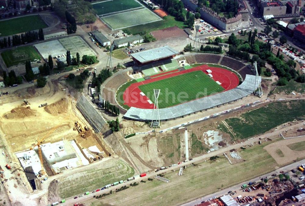 Luftaufnahme Berlin Prenzlauerberg - 24.05.94 Berlin Prenzlauerberg, Bau des Jahnsportparks