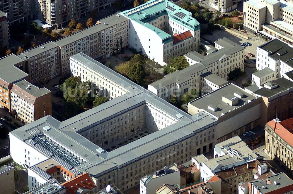 Berlin / Mitte aus der Vogelperspektive: BERLIN 01.10.2003 Presse- und Informationsamt der Bundesregierung an der Taubenstraße in Berlin - Mitte