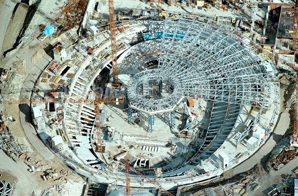 Berlin aus der Vogelperspektive: 21.10.1995 Berlin, Radsporthalle / Baustelle an der Landserger Allee