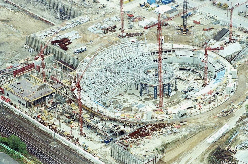 Berlin Friedrichshain aus der Vogelperspektive: 24.09.1995 Berlin, Radsporthallenbahn Velodrom an der Landsberger Allee