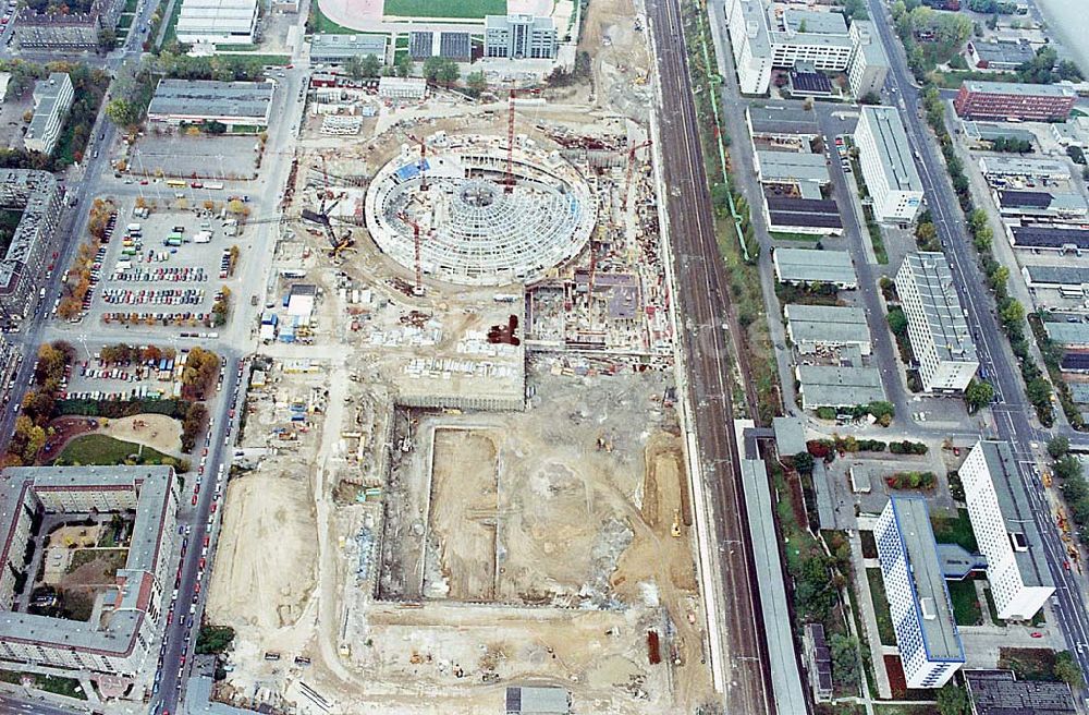 Berlin Friedrichshain von oben - 24.09.1995 Berlin, Radsporthallenbahn Velodrom an der Landsberger Allee