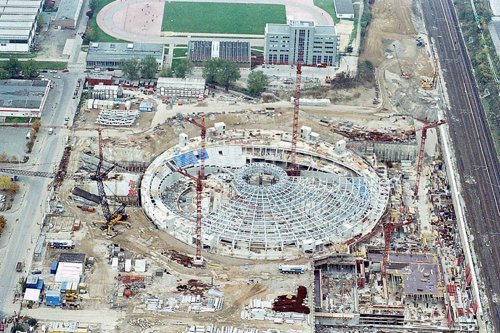 Berlin Friedrichshain aus der Vogelperspektive: 24.09.1995 Berlin, Radsporthallenbahn Velodrom an der Landsberger Allee