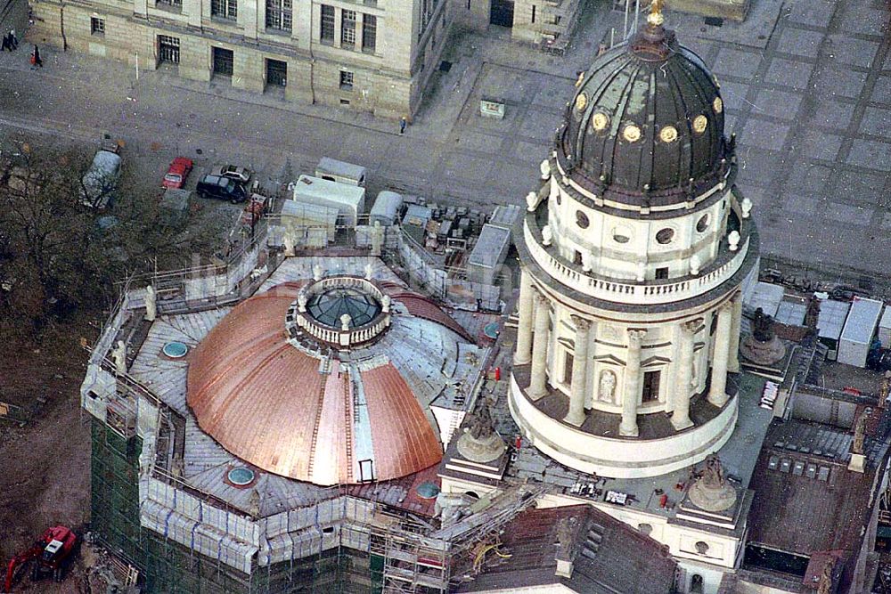 Berlin von oben - 21.12.1995 Berlin, Rekonstruktion Turmkuppel Deutscher Dom