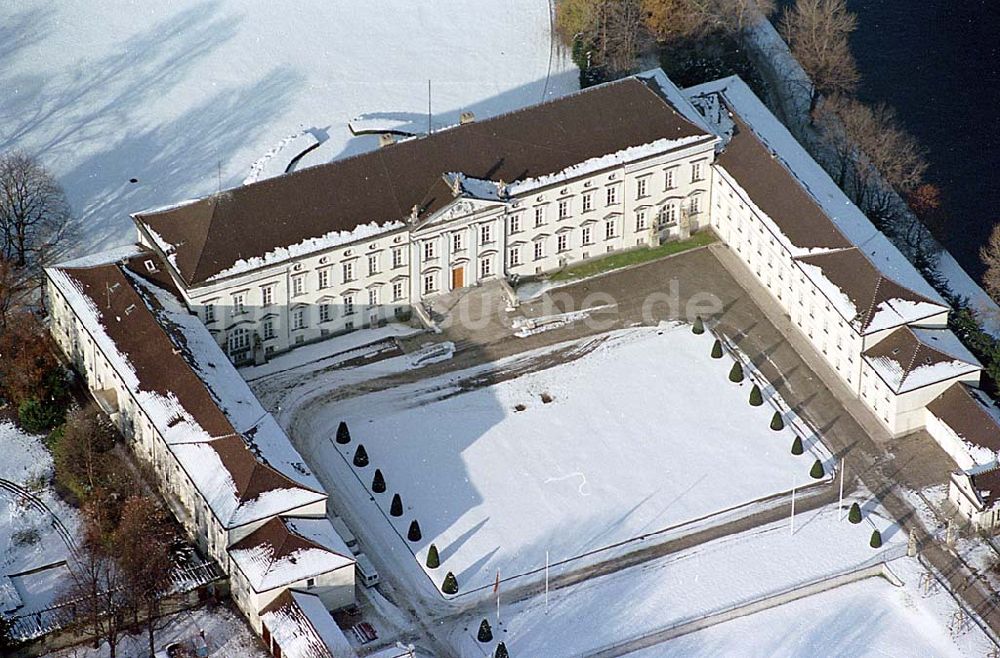 Berlin von oben - 22.11.1995 Berlin, Schloß Bellevue im Schnee (Winter)