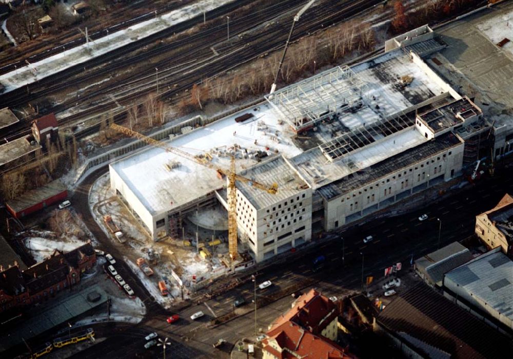 Berlin - Schöneweide aus der Vogelperspektive: Berlin Schöneweide - Bau des KAUFLAND-Einkaufszentrums am Bahnhof Schöneweide 20.12.02 Foto: Grahn