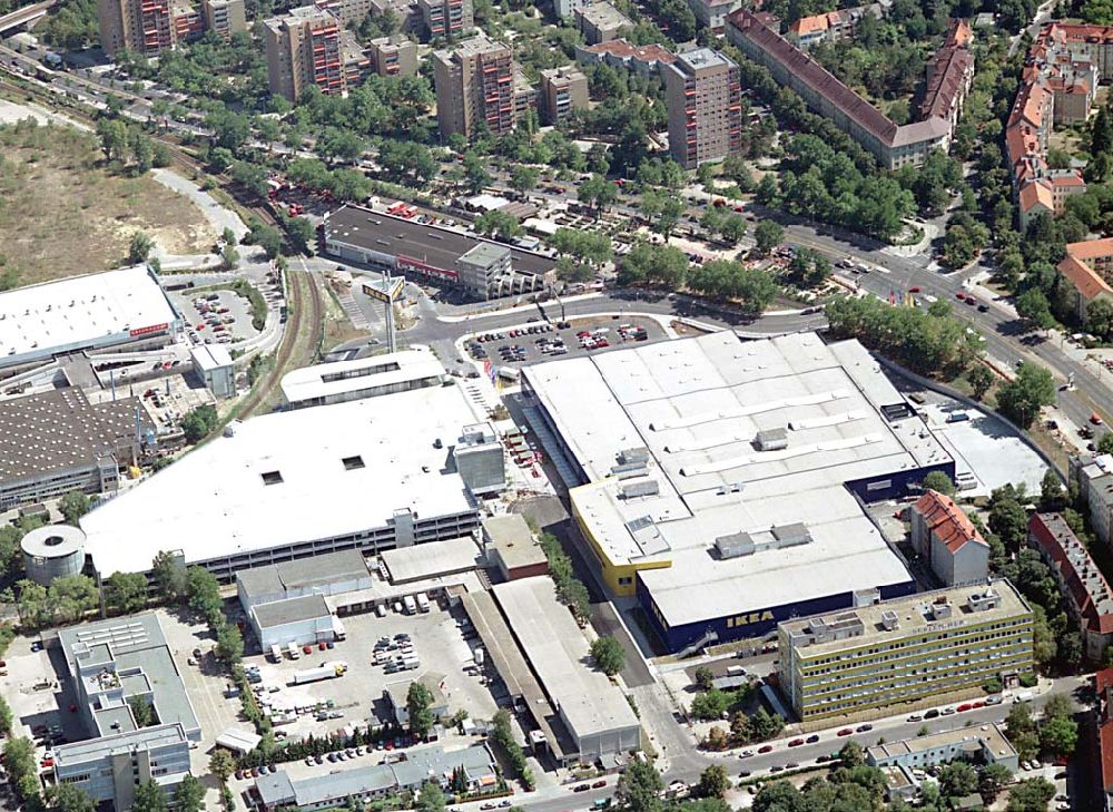 Luftaufnahme Berlin - Spandau - Berlin Spandau Blick auf das IKEA-Gelände (Möbelhaus; Kundenparkhaus) an der Charlottenburger Chaussee in Berlin Spandau;