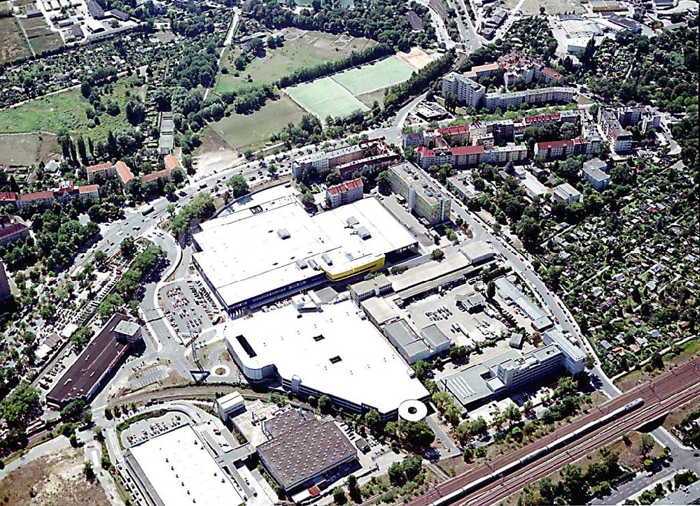 Luftaufnahme Berlin - Spandau - Berlin Spandau Blick auf das IKEA-Gelände (Möbelhaus; Kundenparkhaus) an der Charlottenburger Chaussee in Berlin Spandau;