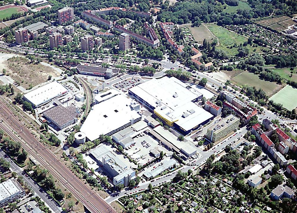 Berlin - Spandau aus der Vogelperspektive: Berlin Spandau Blick auf das IKEA-Gelände (Möbelhaus; Kundenparkhaus) an der Charlottenburger Chaussee in Berlin Spandau;