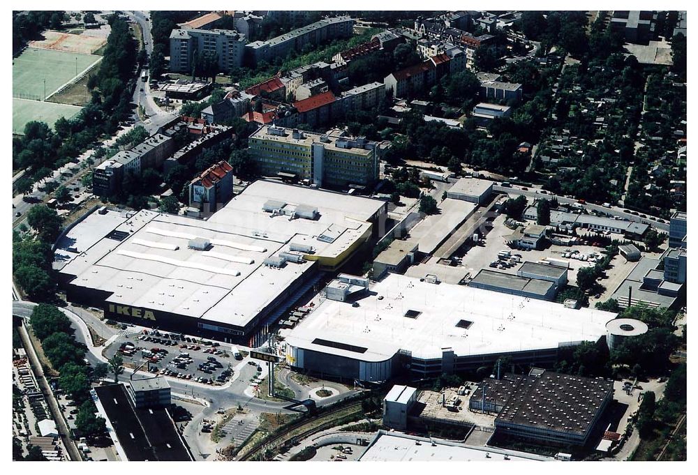 Berlin - Spandau aus der Vogelperspektive: Berlin Spandau Blick auf das IKEA-Gelände (Möbelhaus; Kundenparkhaus) an der Charlottenburger Chaussee in Berlin Spandau;