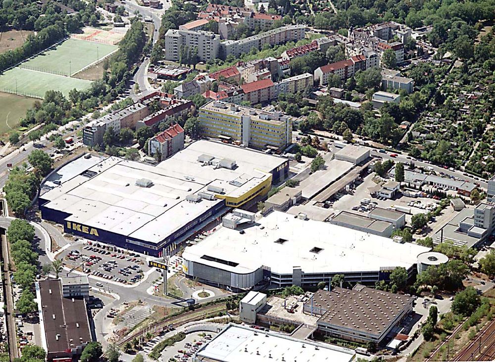 Luftbild Berlin - Spandau - Berlin Spandau Blick auf das IKEA-Gelände (Möbelhaus; Kundenparkhaus) an der Charlottenburger Chaussee in Berlin Spandau;