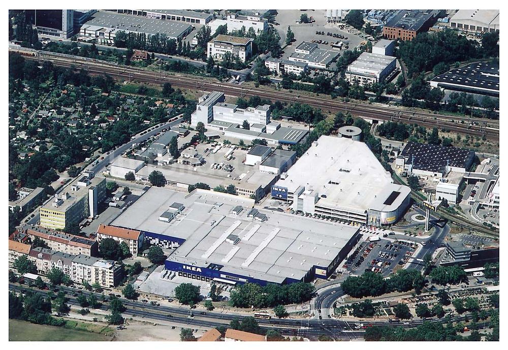 Luftbild Berlin - Spandau - Berlin Spandau Blick auf das IKEA-Gelände (Möbelhaus; Kundenparkhaus) an der Charlottenburger Chaussee in Berlin Spandau;