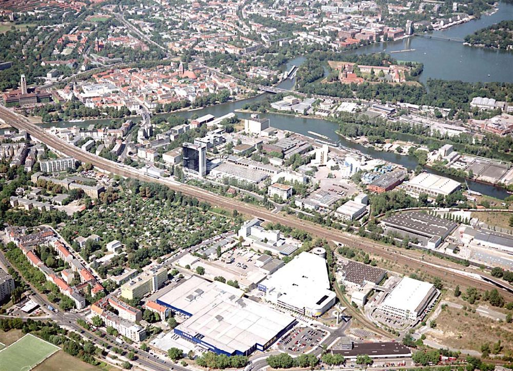 Luftaufnahme Berlin - Spandau - Berlin Spandau Blick auf das IKEA-Gelände (Möbelhaus; Kundenparkhaus) an der Charlottenburger Chaussee in Berlin Spandau;