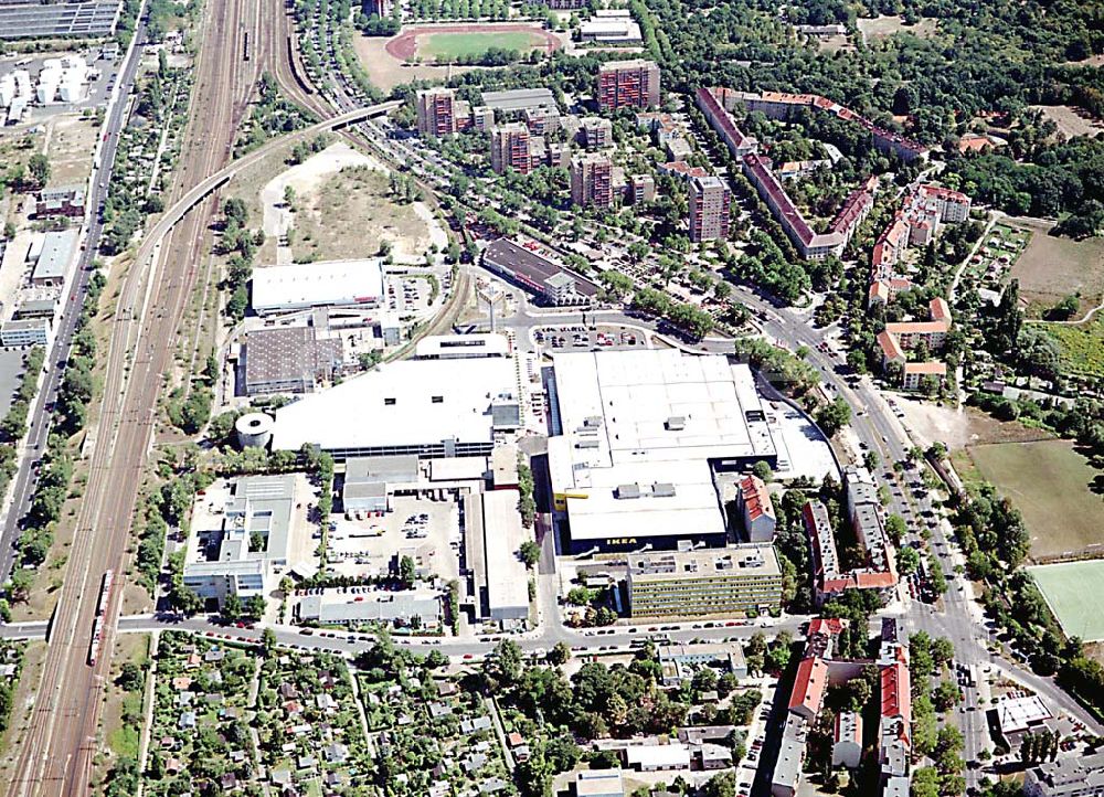 Berlin - Spandau von oben - Berlin Spandau Blick auf das IKEA-Gelände (Möbelhaus; Kundenparkhaus) an der Charlottenburger Chaussee in Berlin Spandau; im Huntergrund zu sehehn Altstadt Spandau und der Zusammenfluß von Spree und Havel