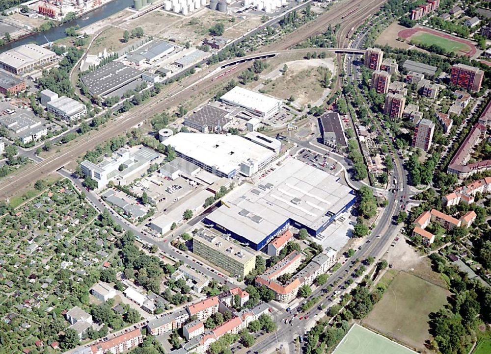 Berlin - Spandau aus der Vogelperspektive: Berlin Spandau Blick auf das IKEA-Gelände (Möbelhaus; Kundenparkhaus) an der Charlottenburger Chaussee in Berlin Spandau; im Huntergrund zu sehehn Altstadt Spandau und der Zusammenfluß von Spree und Havel