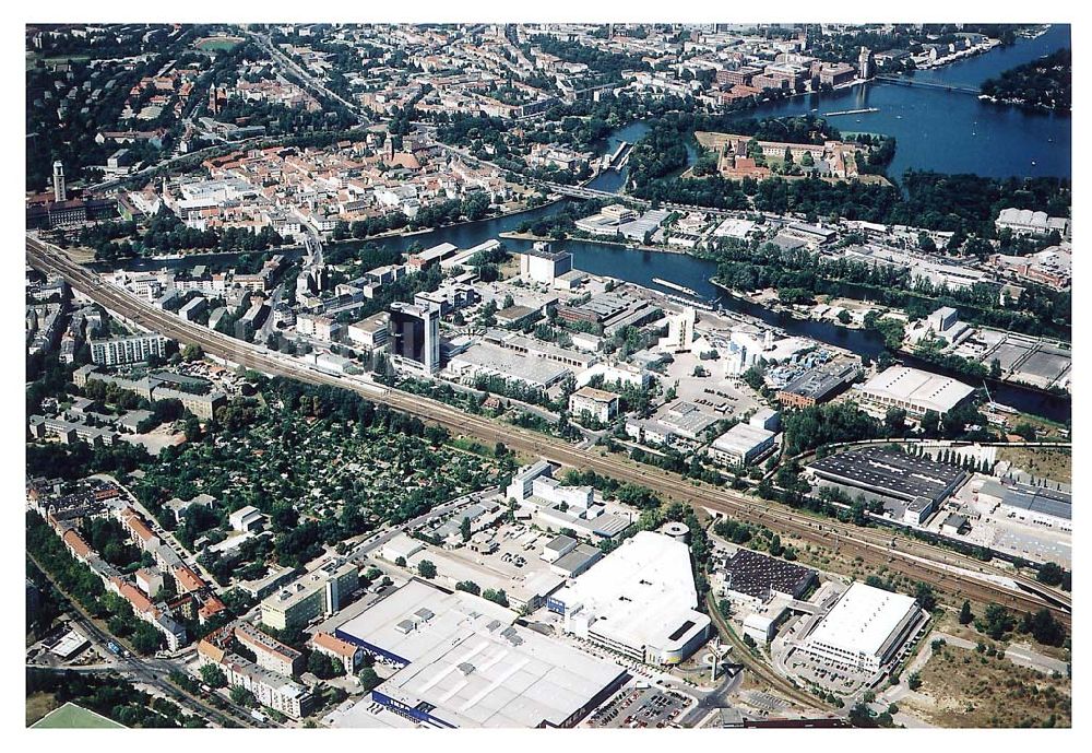 Luftbild Berlin - Spandau - Berlin Spandau Blick auf das IKEA-Gelände (Möbelhaus; Kundenparkhaus) an der Charlottenburger Chaussee in Berlin Spandau; im Huntergrund zu sehehn Altstadt Spandau und der Zusammenfluß von Spree und Havel