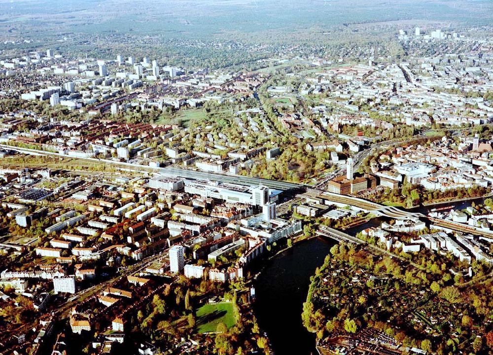 Berlin - Spandau aus der Vogelperspektive: Berlin - Spandau mit dem Einkaufszentrum SPANDAUER ARCADEN am Spandauer Bahnhof .