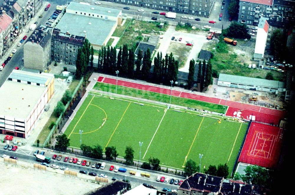 Luftaufnahme Berlin - 02.10.1994 Berlin Sportplatzneubau an der Gürtelstr. in Friedrichshain