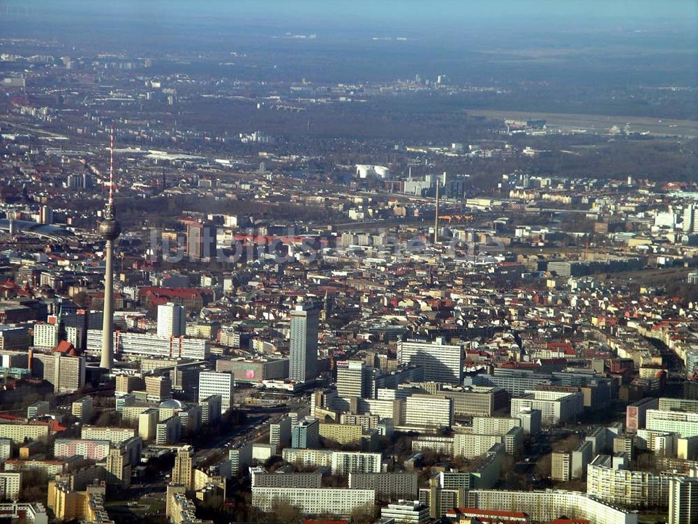 Berlin aus der Vogelperspektive: BERLIN 09.02.2004 Stadtzentrum Berlin-Mitte von Osten aus Richtung Karl-Marx-Allee her gesehen.