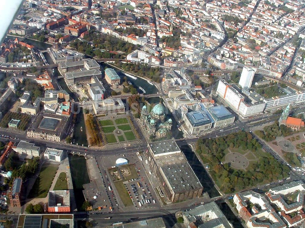 Luftaufnahme Berlin - BERLIN 03.10.2004 Stadtzentrum am Berliner Fernsehturm am Alexanderplatz in Berlin-Mitte.