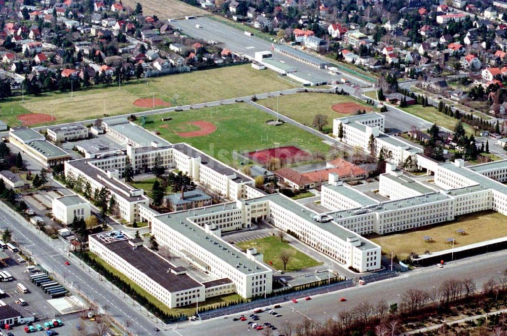 Berlin-Steglitz von oben - 26.03.1995 Berlin-Steglitz verlassene US-Kasernenstadt