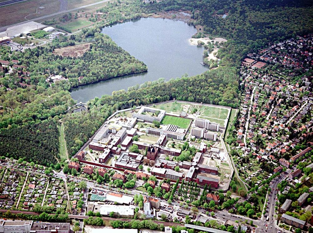 Luftbild Berlin - Berlin - Tegel / Plötzensee Justizvollzugsanstalt Plötzensee in Berlin Tegel und Flughafen Tegel..