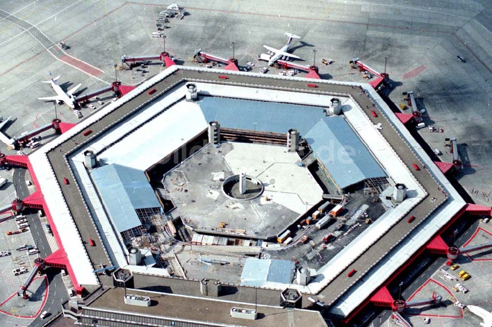 Berlin-Tegel von oben - 26.03.1995 Berlin-Tegel Umbau des Abfertigungsgebäudes am Flughafen-Tegel