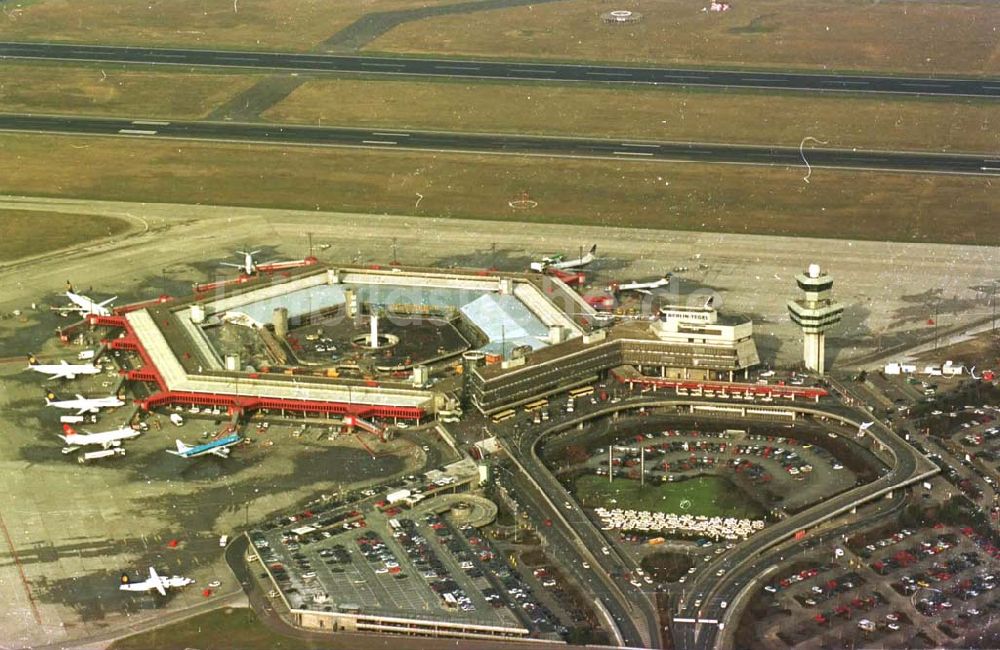 Luftaufnahme Berlin - 26.03.1995 Berlin-Tegel Umbau des Abfertigungsgebäudes am Flughafen-Tegel