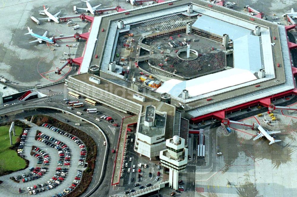 Luftaufnahme Berlin - 26.03.1995 Berlin-Tegel Umbau des Abfertigungsgebäudes am Flughafen-Tegel