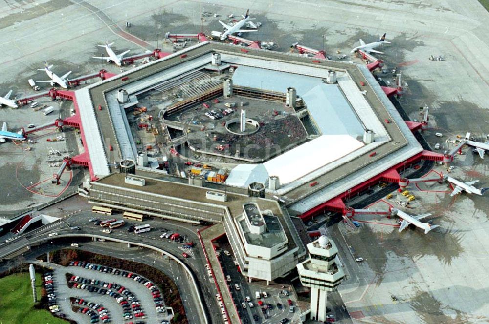 Berlin von oben - 26.03.1995 Berlin-Tegel Umbau des Abfertigungsgebäudes am Flughafen-Tegel