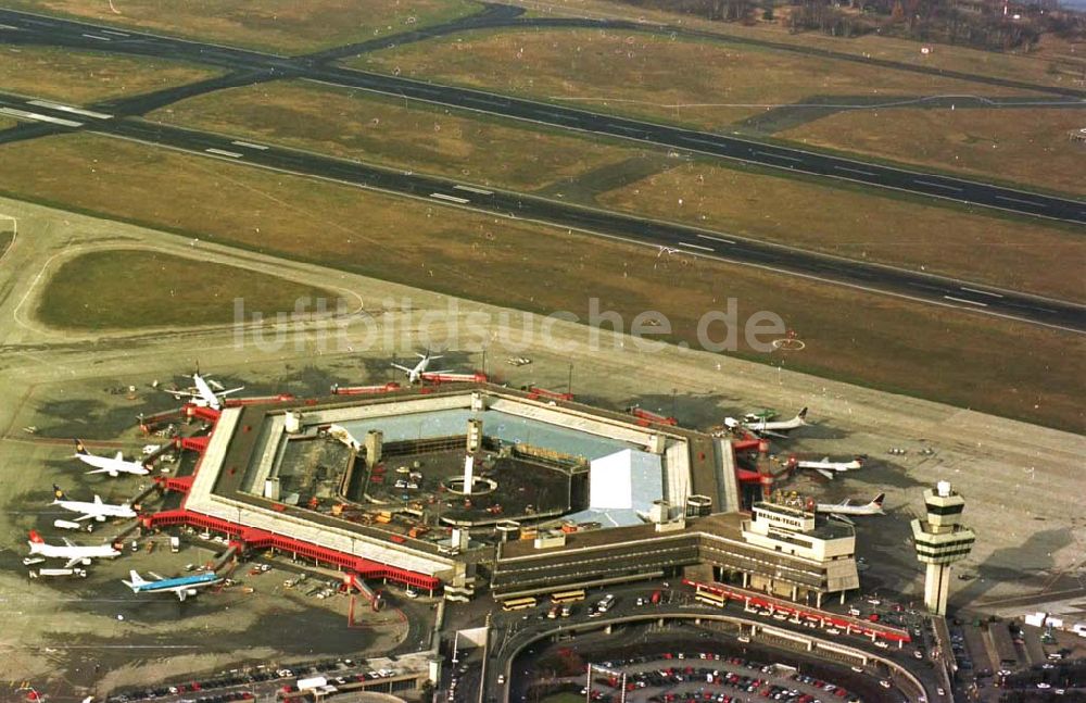 Berlin aus der Vogelperspektive: 26.03.1995 Berlin-Tegel Umbau des Abfertigungsgebäudes am Flughafen-Tegel