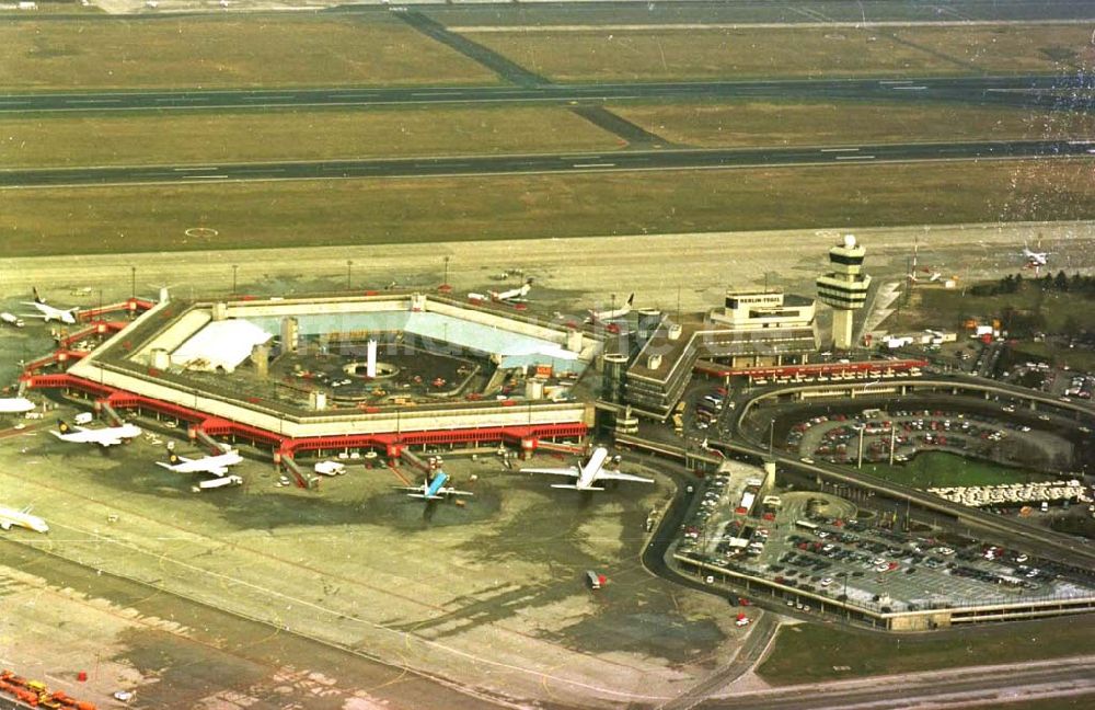 Luftaufnahme Berlin - 26.03.1995 Berlin-Tegel Umbau des Abfertigungsgebäudes am Flughafen-Tegel