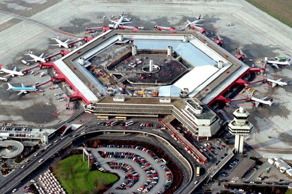 Berlin von oben - 26.03.1995 Berlin-Tegel Umbau des Abfertigungsgebäudes am Flughafen-Tegel