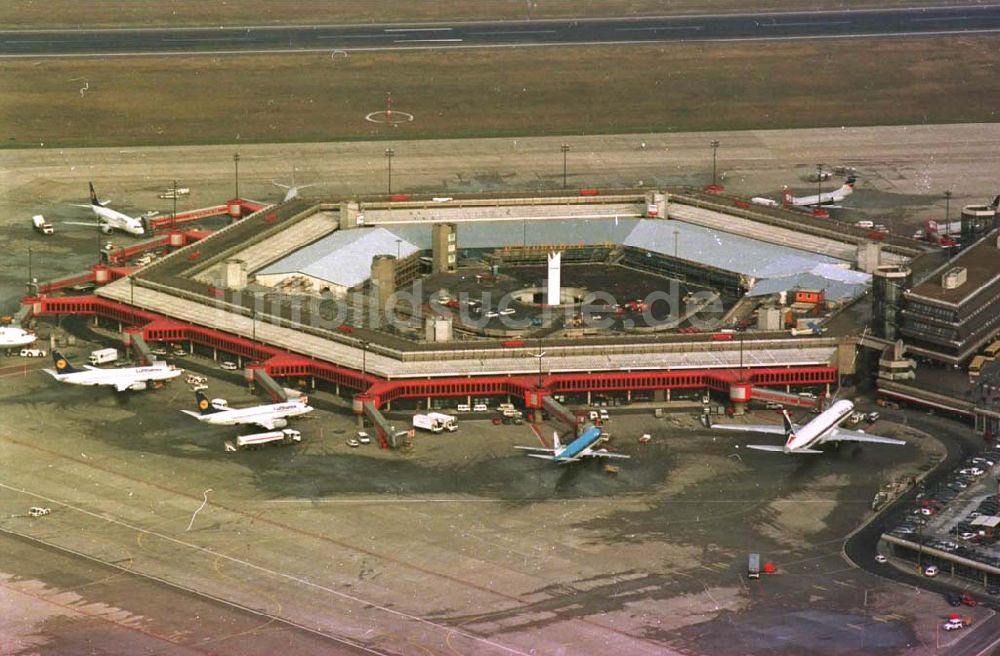 Berlin aus der Vogelperspektive: 26.03.1995 Berlin-Tegel Umbau des Abfertigungsgebäudes am Flughafen-Tegel