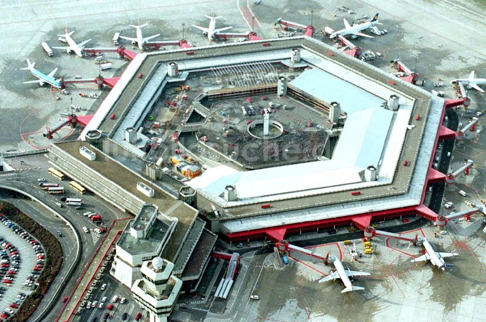 Berlin-Tegel aus der Vogelperspektive: Berlin-Tegel Umbau des Abfertigungsgebäudes am Flughafen-Tegel in Berlin 26.03.1995