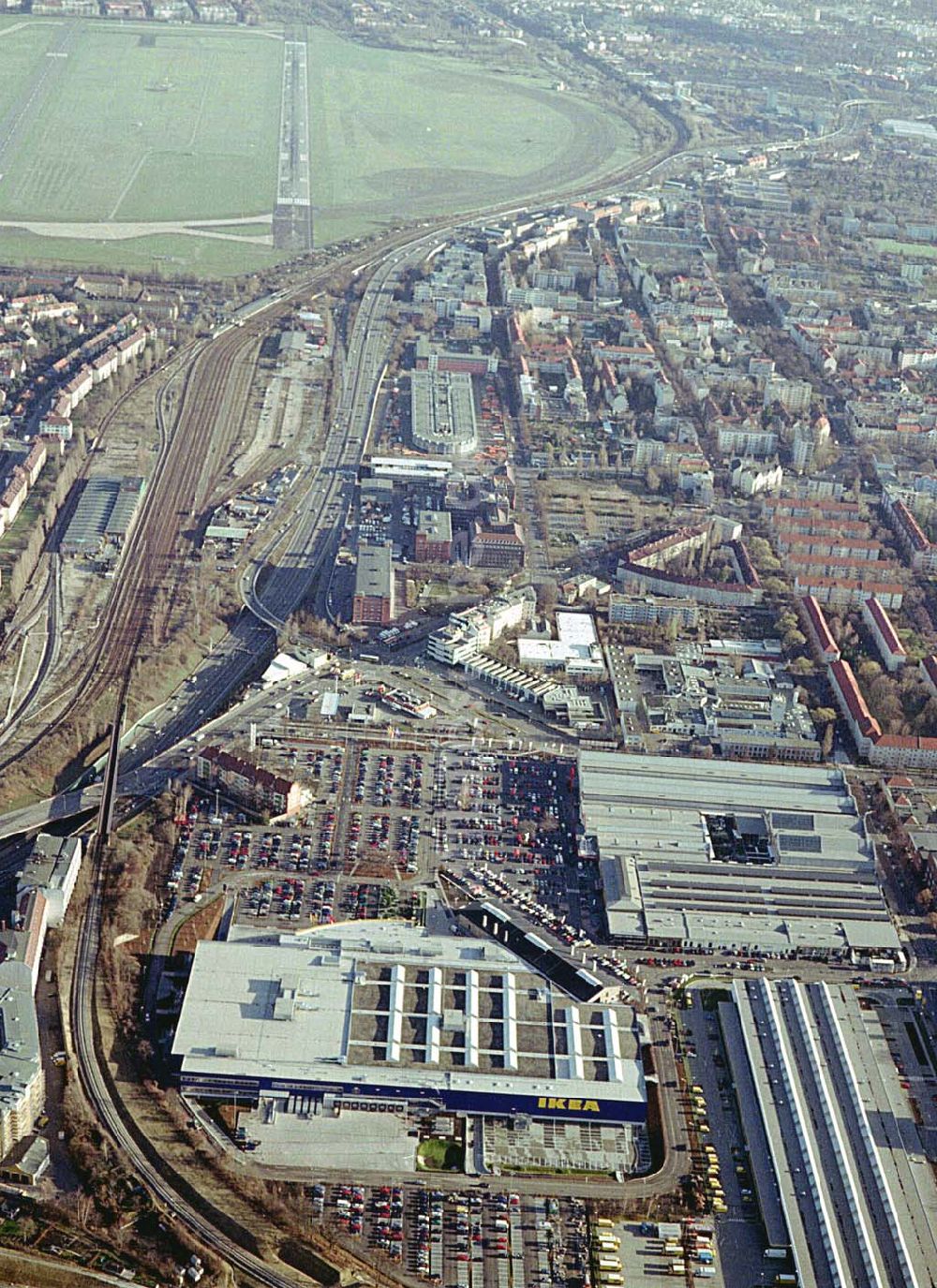 Luftbild Berlin-Tempelhof - Berlin Tempelhof 06.12.2003 Neu errichtetes IKEA Einrichtungshaus an der Alboinstraße, Nähe Flughafen Berlin-Tempelhof