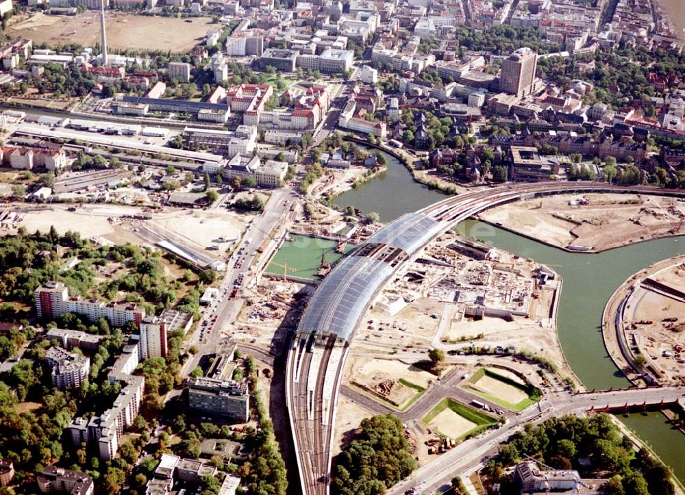 Berlin / Tiergarten aus der Vogelperspektive: Berlin / Tiergarten Blick auf den Lehrter Bahnhof, der noch in der Fertigstellung ist, am Spreebogen; im Hintergrund liegt der Berliner Tiergarten 02