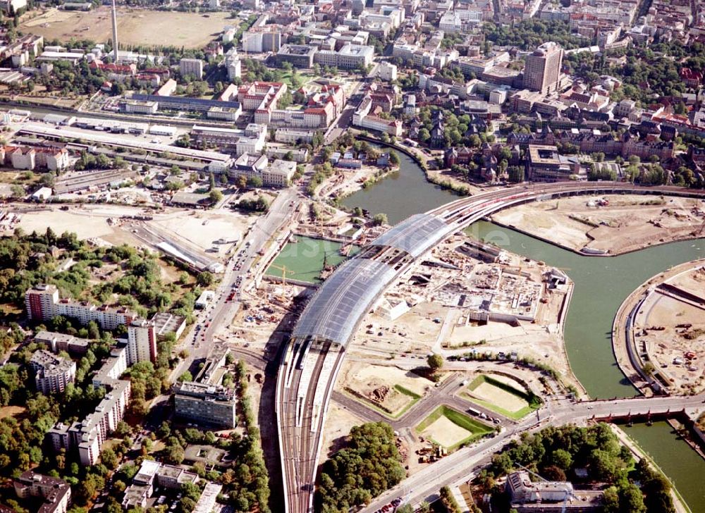 Luftbild Berlin / Tiergarten - Berlin / Tiergarten Blick auf den Lehrter Bahnhof, der noch in der Fertigstellung ist, am Spreebogen; im Hintergrund liegt der Berliner Tiergarten 02