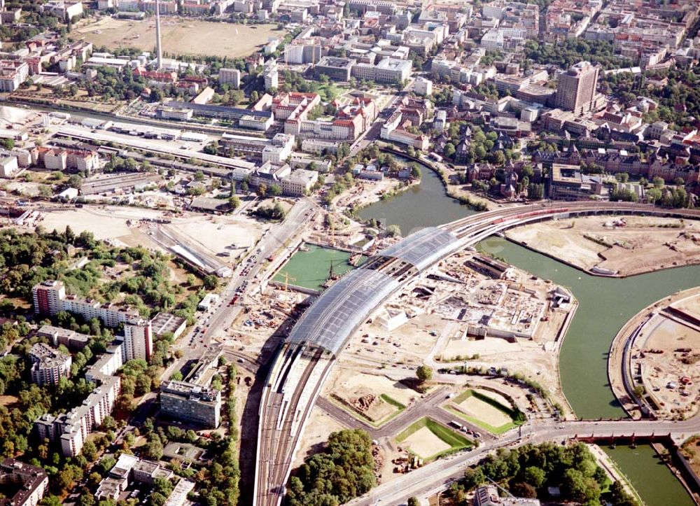 Luftaufnahme Berlin / Tiergarten - Berlin / Tiergarten Blick auf den Lehrter Bahnhof, der noch in der Fertigstellung ist, am Spreebogen; im Hintergrund liegt der Berliner Tiergarten 02