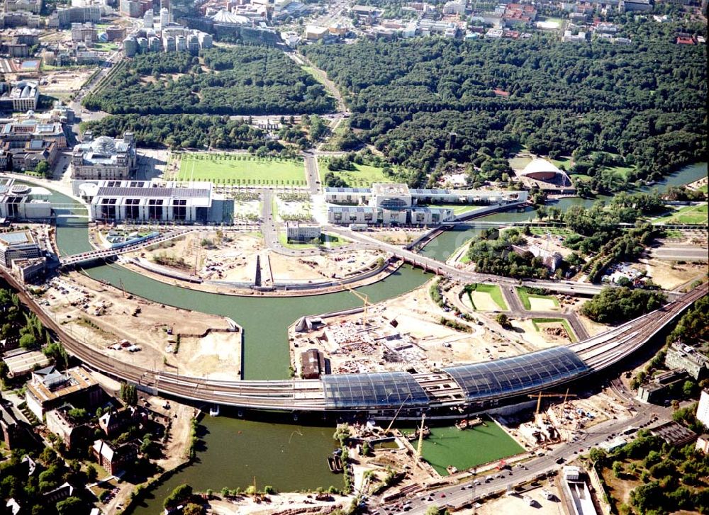 Berlin / Tiergarten aus der Vogelperspektive: Berlin / Tiergarten Blick auf den Lehrter Bahnhof, der noch in der Fertigstellung ist, am Spreebogen; im Hintergrund liegt das Regierungsviertel mit dem Reichstag, dem Bundestag und das Paul-Löbe-Haus, das über die Spree mit dem Marie-Elisabeth-Lüders-Ha