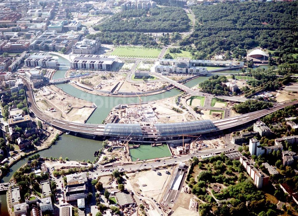 Luftbild Berlin / Tiergarten - Berlin / Tiergarten Blick auf den Lehrter Bahnhof, der noch in der Fertigstellung ist, am Spreebogen; im Hintergrund liegt das Regierungsviertel mit dem Reichstag, dem Bundestag und das Paul-Löbe-Haus, das über die Spree mit dem Marie-Elisabeth-Lüders-Ha