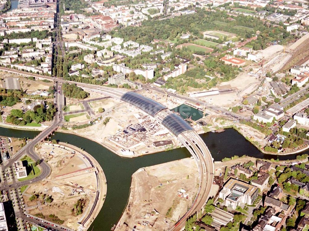 Luftaufnahme Berlin / Tiergarten - Berlin / Tiergarten Blick auf den Lehrter Bahnhof, der noch in der Fertigstellung ist, am Spreebogen; im Hintergrund liegt das Regierungsviertel mit dem Reichstag, dem Bundestag und das Paul-Löbe-Haus, das über die Spree mit dem Marie-Elisabeth-Lüders-Ha