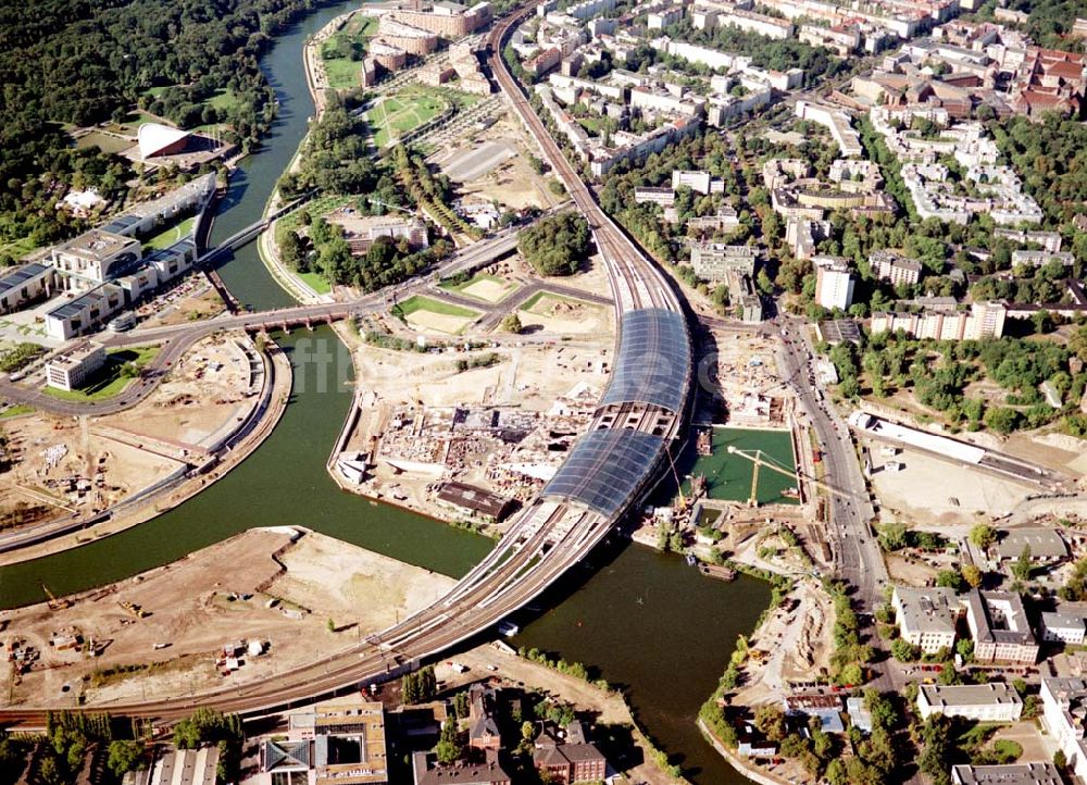 Berlin / Tiergarten von oben - Berlin / Tiergarten Blick auf den Lehrter Bahnhof, der noch in der Fertigstellung ist, am Spreebogen; im Hintergrund liegt das Regierungsviertel mit dem Reichstag, dem Bundestag und das Paul-Löbe-Haus, das über die Spree mit dem Marie-Elisabeth-Lüders-Ha