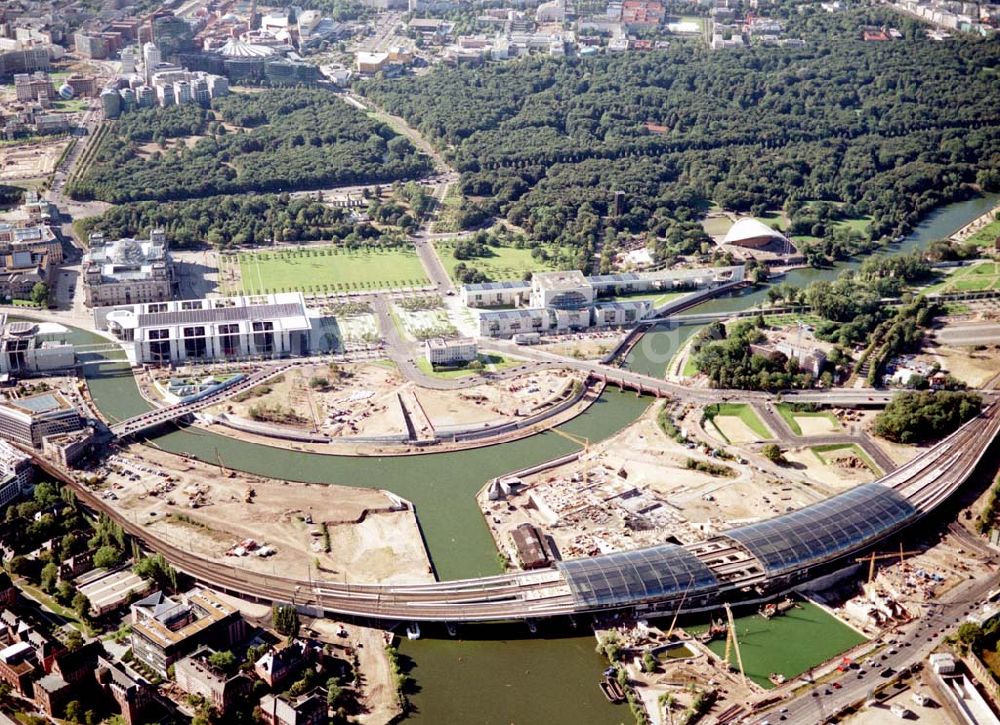 Berlin / Tiergarten aus der Vogelperspektive: Berlin / Tiergarten Blick auf den Lehrter Bahnhof, der noch in der Fertigstellung ist, am Spreebogen; im Hintergrund liegt das Regierungsviertel mit dem Reichstag, dem Bundestag und das Paul-Löbe-Haus, das über die Spree mit dem Marie-Elisabeth-Lüders-Ha